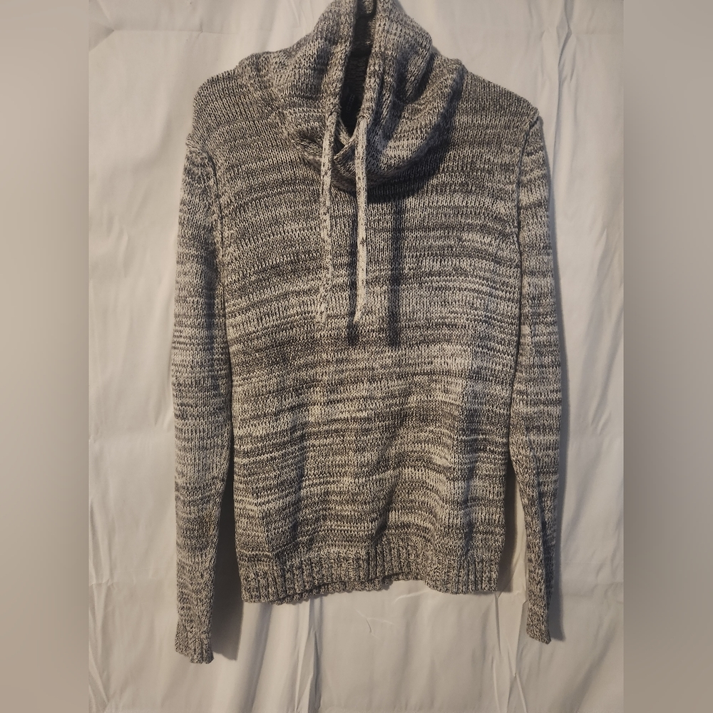 Men's Divided sweater size M Euc